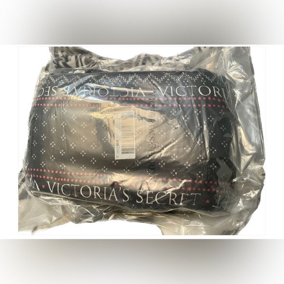 Victoria secret plush blanket for the holidays new in plastic - Picture 6 of 6